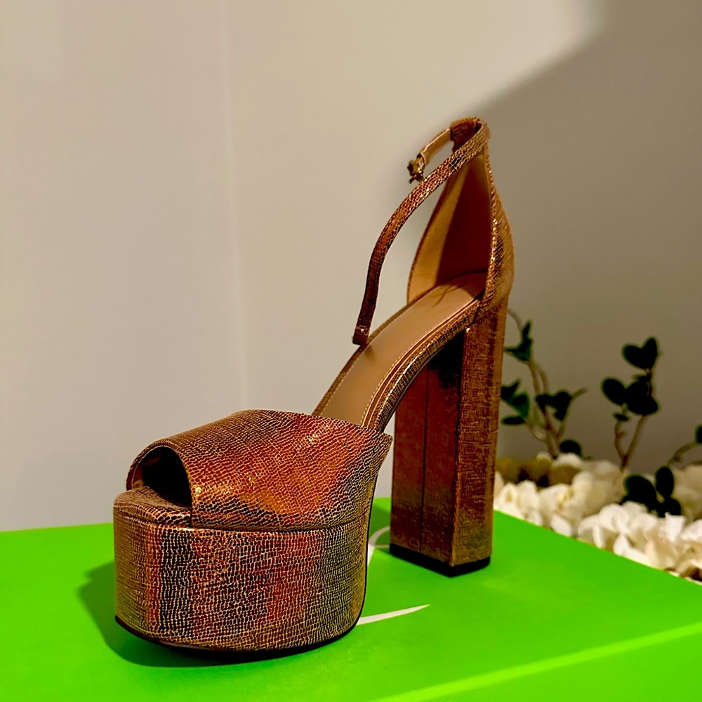 Gold Copper platform heel, Size 7, NEVER BEEN WORN!